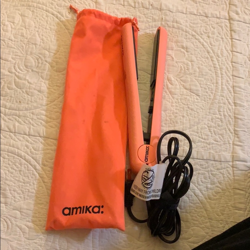 Amika hair straightener